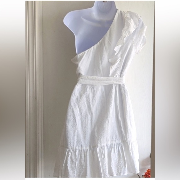 Elegant White One-Shoulder Dress - Picture 4 of 6